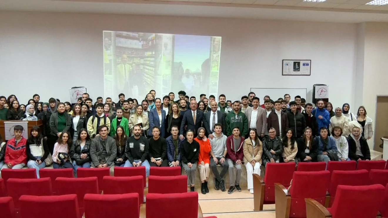 Selçuk Üniversitesi İletişim Fakültesi Reklamcılık Kulübü tarafından düzenlenen programda Meram Belediye Başkanı Mustafa Kavuş, İletişim Fakültesi öğrencileri bir araya geldi.